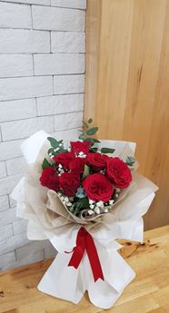 Picture of HB048 - 9 Rose Bouquet