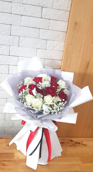 Picture of HB009 - 16 Roses Bouquet